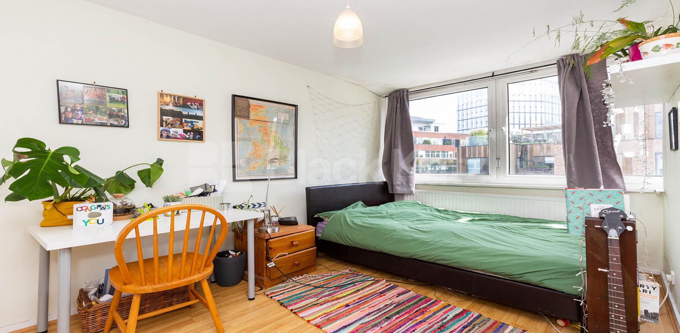 			PERFECT FOR 3 OR 4 SHARERS!, 3 Bedroom, 1 bath, 1 reception Flat			 Banner Street, OLD STREET